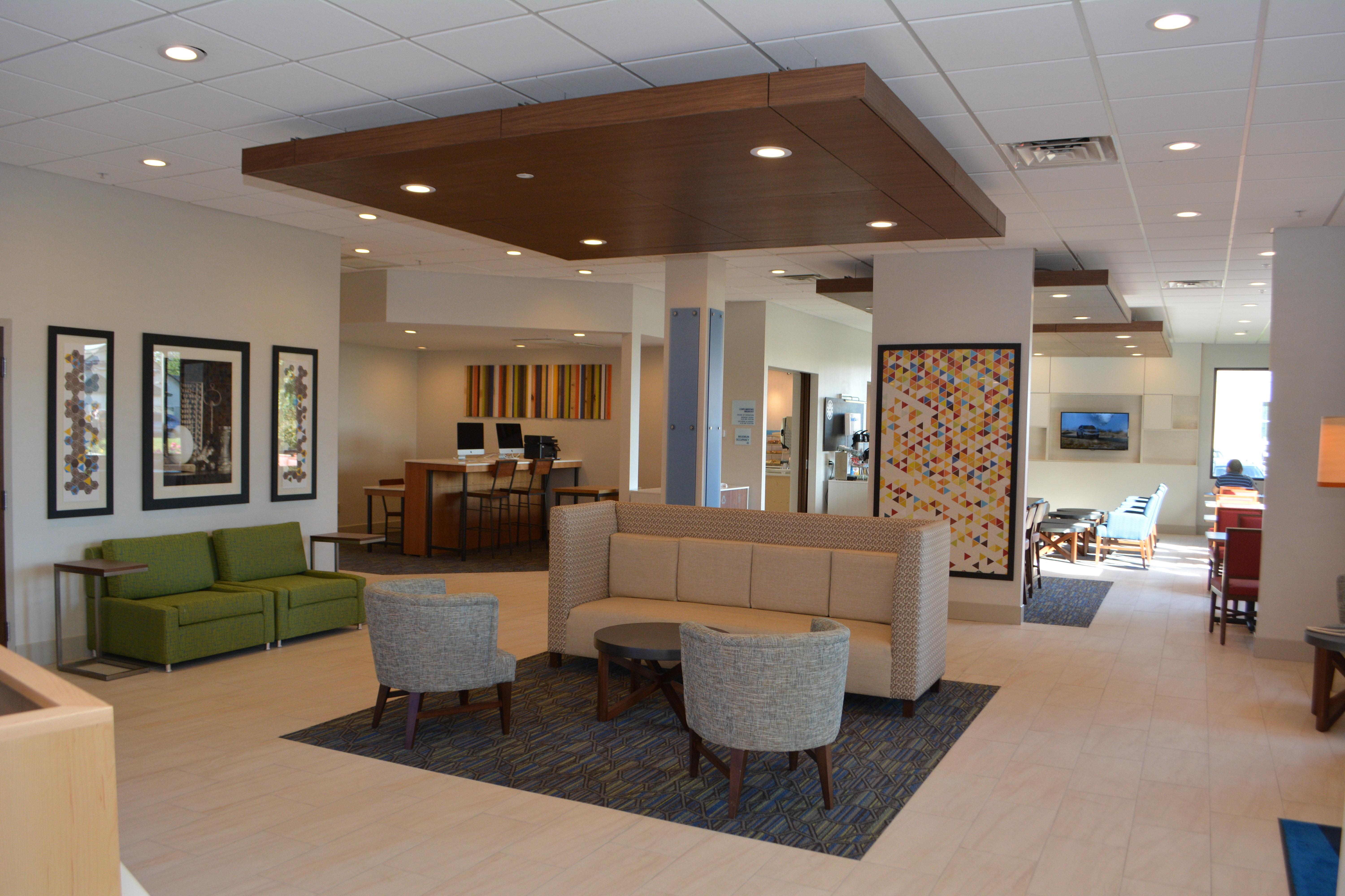 Holiday Inn Express & Suites Waterville - North By Ihg Екстериор снимка