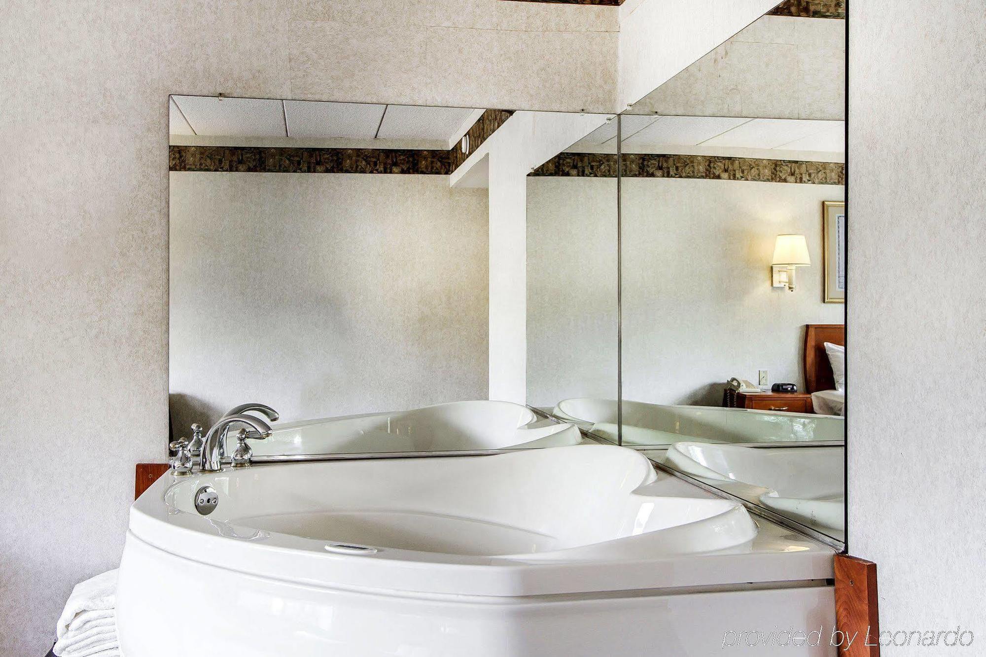 Holiday Inn Express & Suites Waterville - North By Ihg Екстериор снимка